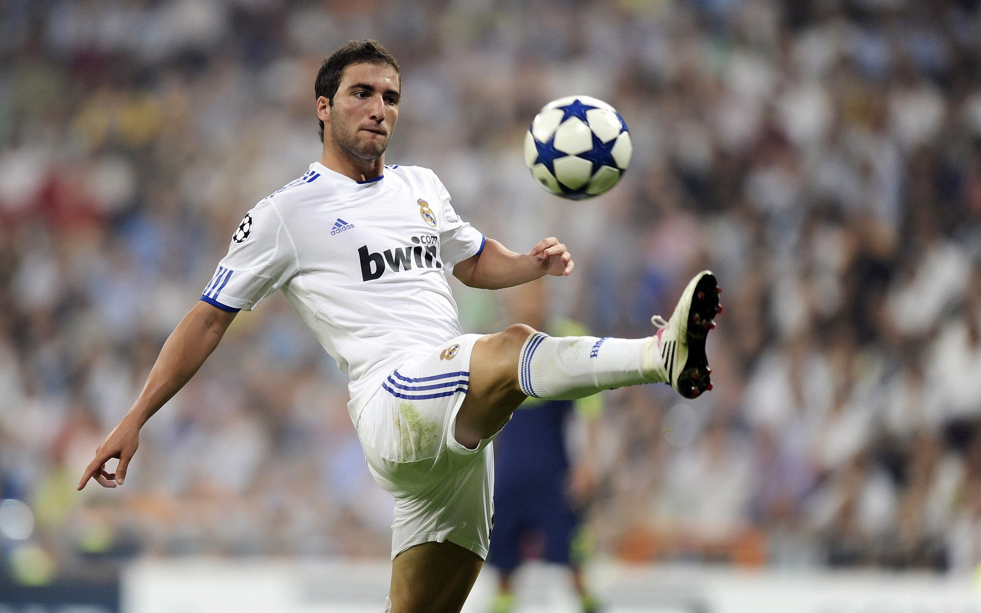 欧战4场没赢，安东尼巧射进球：2场轰4球，完全征服球迷，安东尼对阵各球队最高分